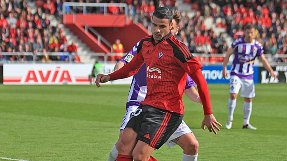 Aridane se dispone a controlar un balón en el choque ante el Real Valladolid del pasado domingo.-ALFONSO G. MARDONES