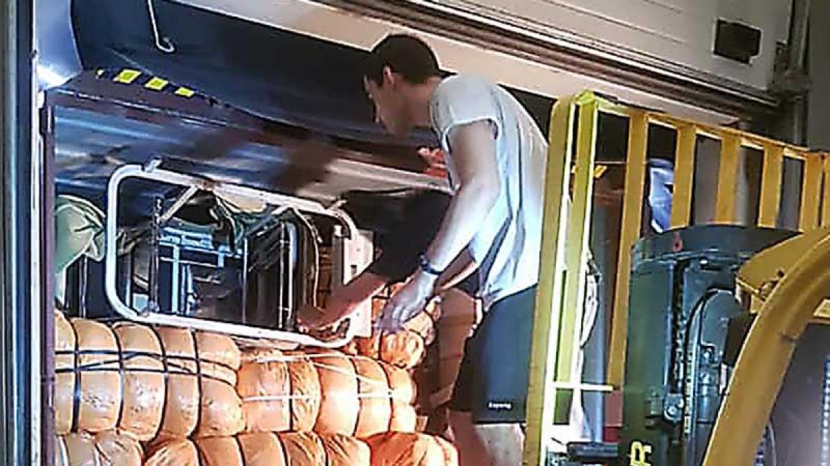 Miembros de la asociación preparan el material para su envío.-ECB