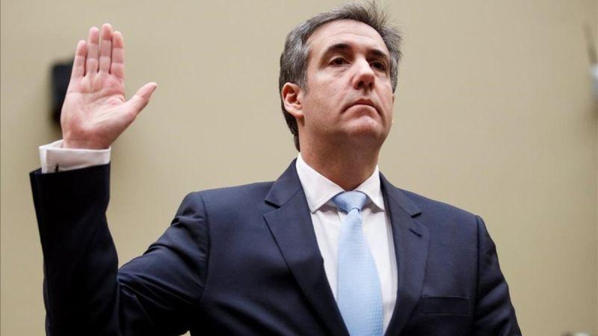 Michael Cohen, exabogado del presidente estadounidense, Donald Trump, testifica ante la Camara de Representantes este miércoles en Washington.-SHAWN THEW (EFE)