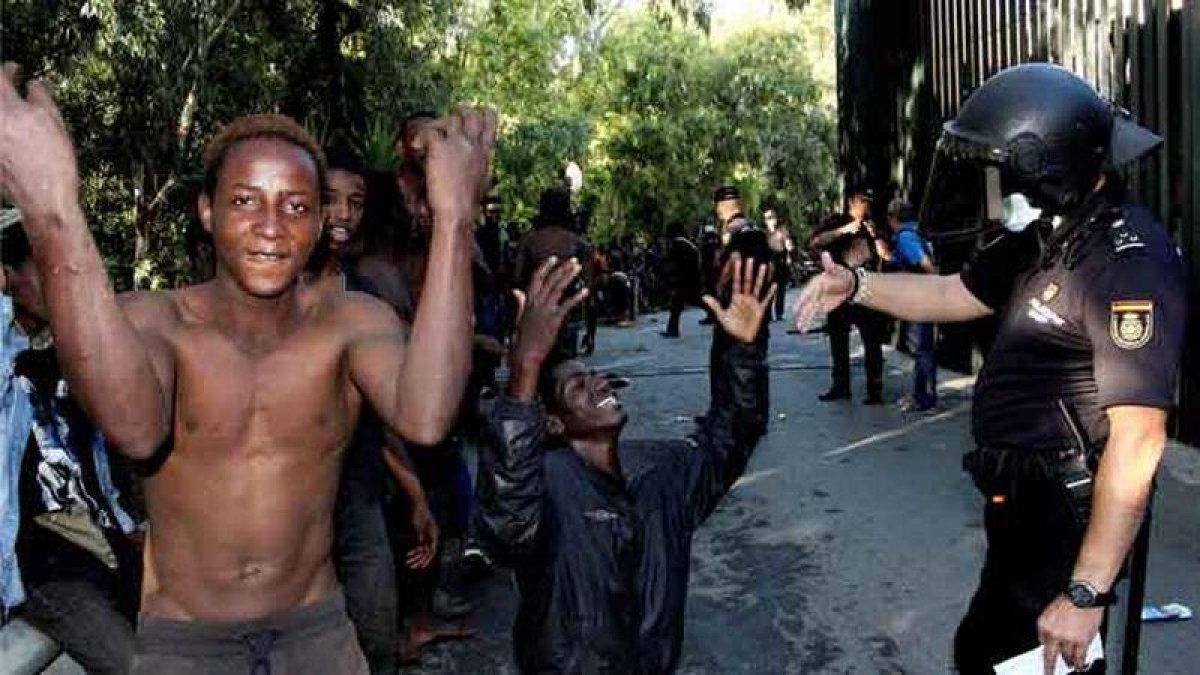 700 migrantes saltan la valla de Ceuta.-REDUAN (EFE)