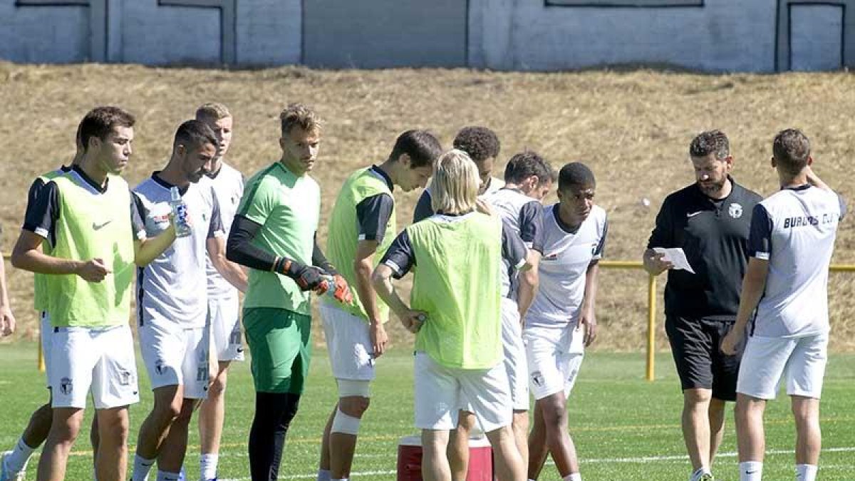 La plantilla del Burgos CF se refresca durante un descanso del entrenamiento de ayer en el Sedano.-ISRAEL L. MURILLO