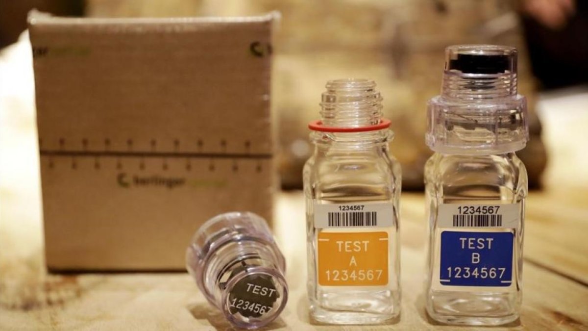 Muestras de orina de un control antidopaje.-AP / MATT DUNHAM