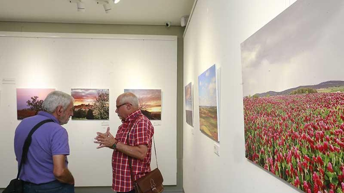 Dos de los autores de fotografías que se pueden disfrutar en ‘El tiempo, una mirada de la audiencia’.-RAÚL OCHOA