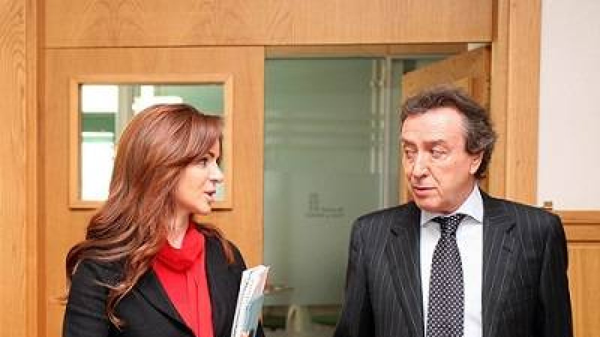 Silvia Clemente y José Antonio de Santiago-Juárez en la comparecencia de ayer tras el Consejo de Gobierno.-Ical