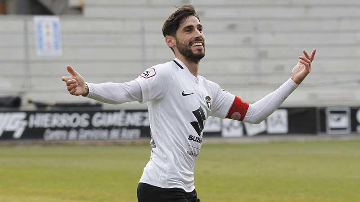 Andrés González festeja la consecución de un gol en El Plantío-Santi Otero