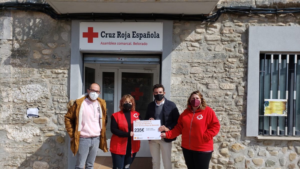 Cruz Roja rcibe 235 euros en donaciones por reciclaje de móviles en Belorado. ECB