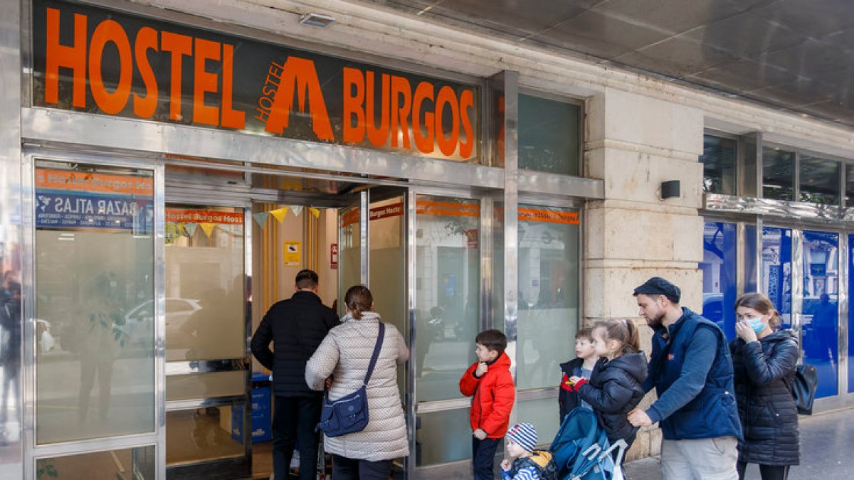 Una familia ucraniana entra en el hostal de juventud de Burgos. SANTI OTERO