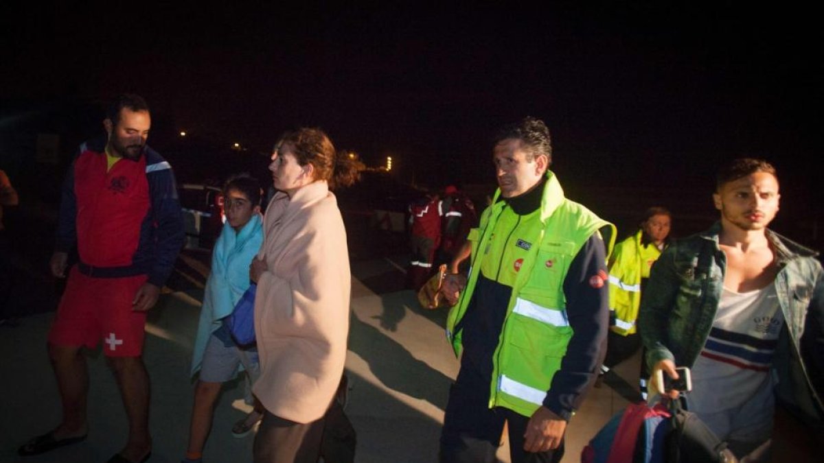 Algunas de las personas evacuadas, anoche, tras el socavón en una carretera de Teno (Tenerife).-DESIREE MARTIN / AFP