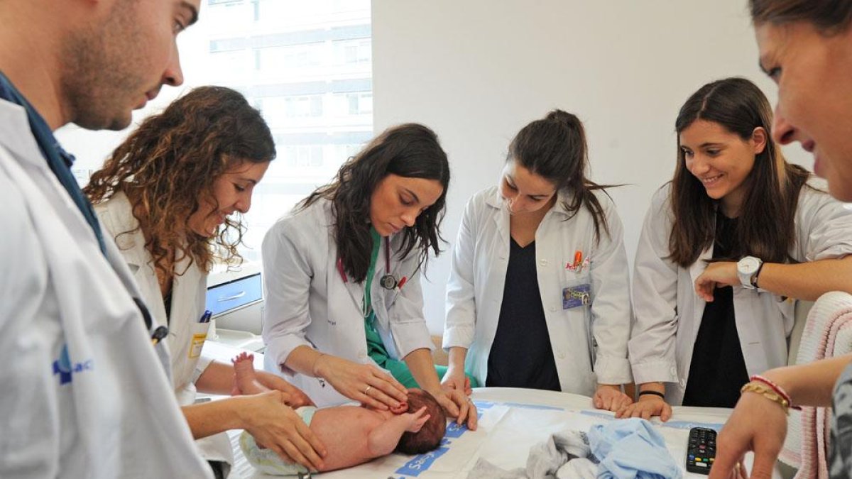 Imagen de archivo de alumnos de MIR en el HUBU.-