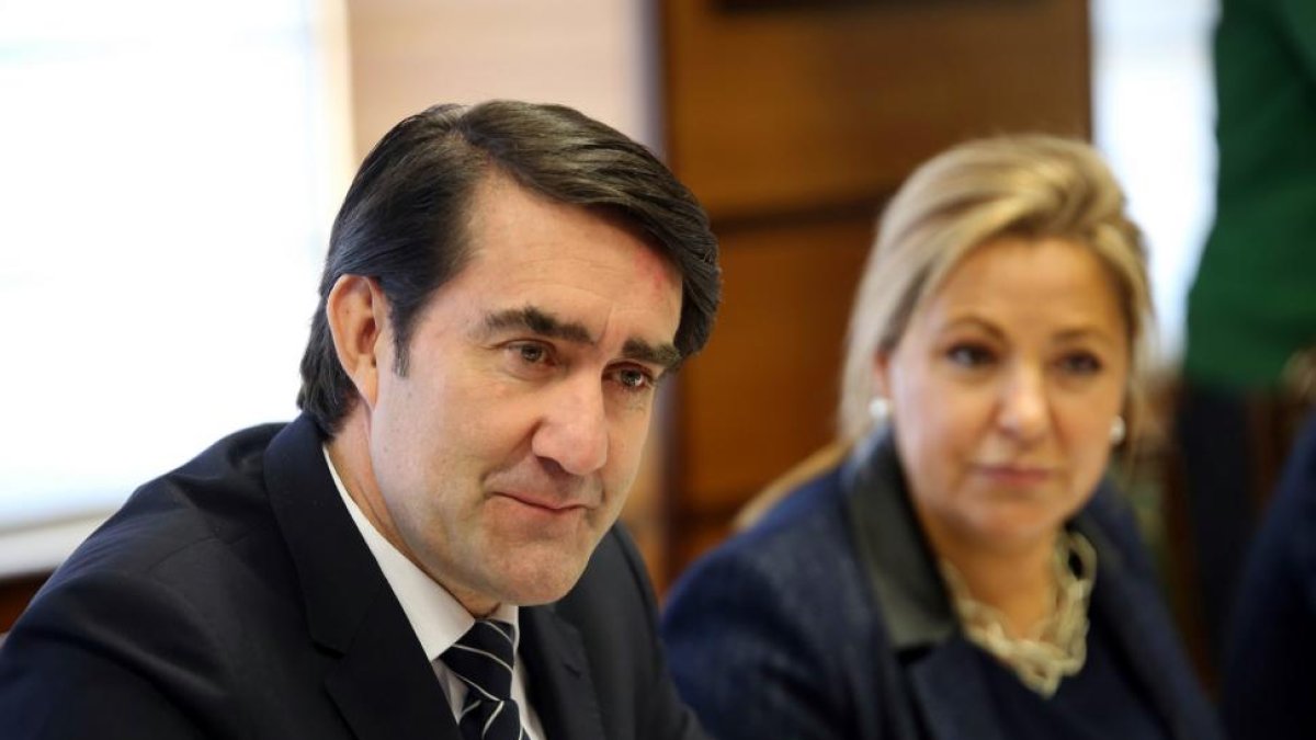La vicepresidenta y consejera de Empleo, Rosa Valdeón, y el consejero de Fomento y Medio Ambiente, Juan Carlos Suárez-Quiñones, mantienen una reunión con los presidentes de las diputaciones provinciales para tratar temas de servicios en el ámbito rural.-ICAL