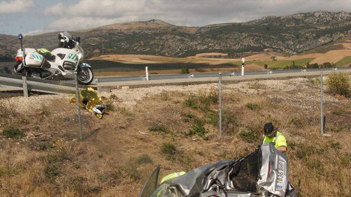 El turismo acabó impactando de forma lateral en uno de los lados de la autopista contra un punto de drenaje.-G. G.