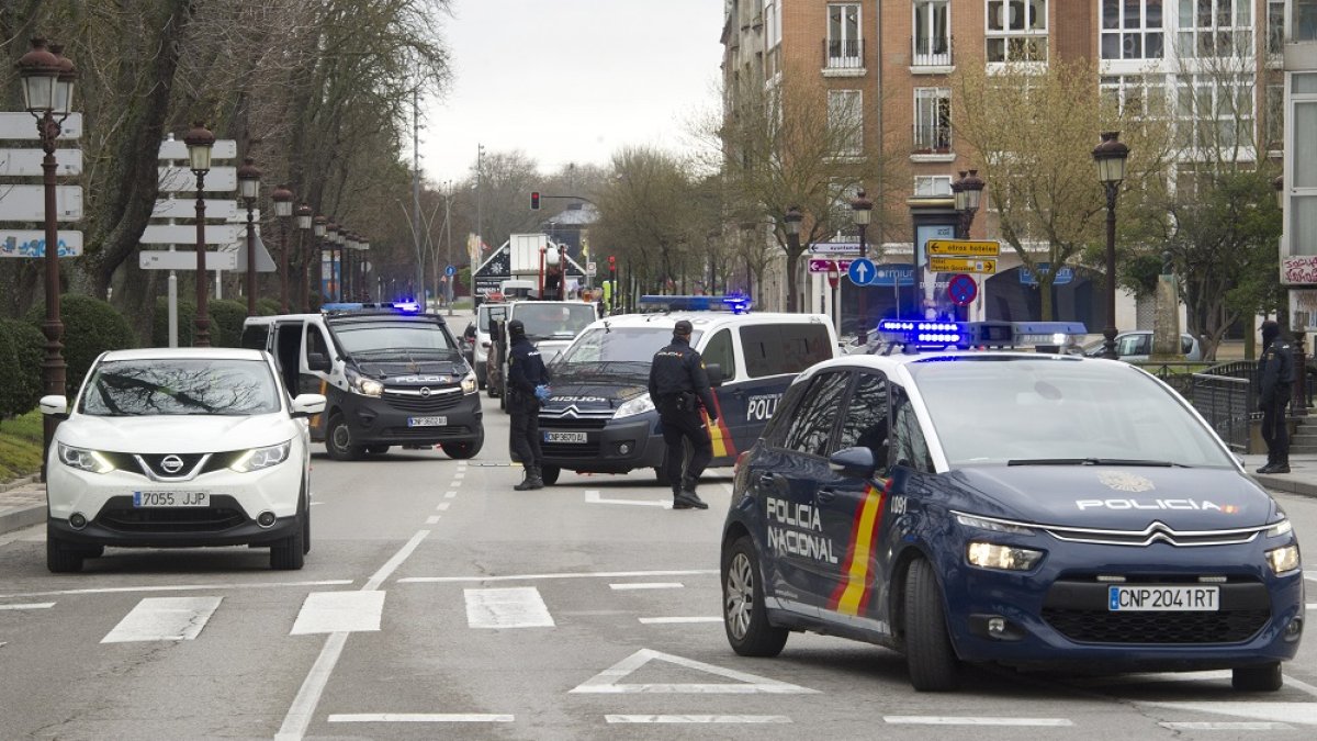 Control policial contra los que se saltan la cuarentenaen Burgos. ISRAEL L. MURILLO