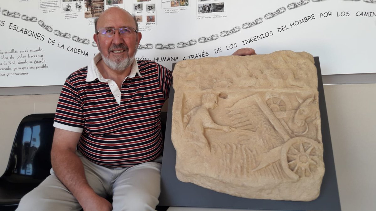 Carlos Alonso Maté posa en el museo de Modúbar con la pieza cedida. ECB