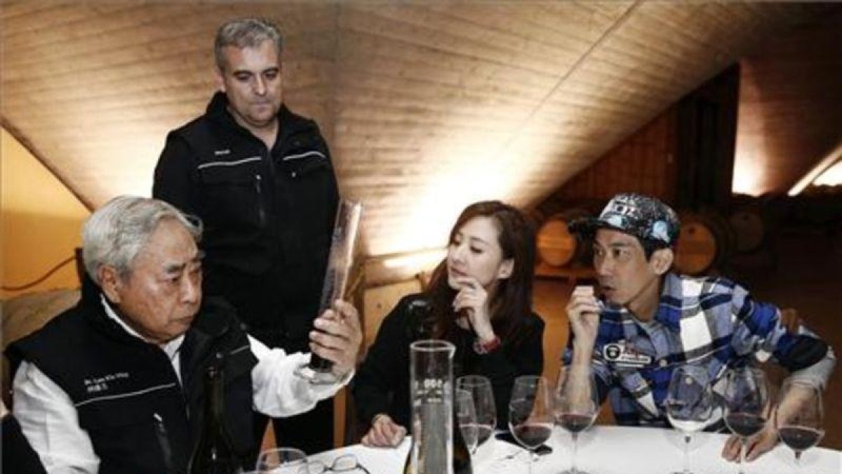 Lam King Min (izquierda), del canal Guangdong Television, con la concursante Rene Dai y el actor Cheung Tak Ming. Detrás, el enólogo de la Bodega Otazu Luis Ruiz.-EFE / JESÚS DIGES