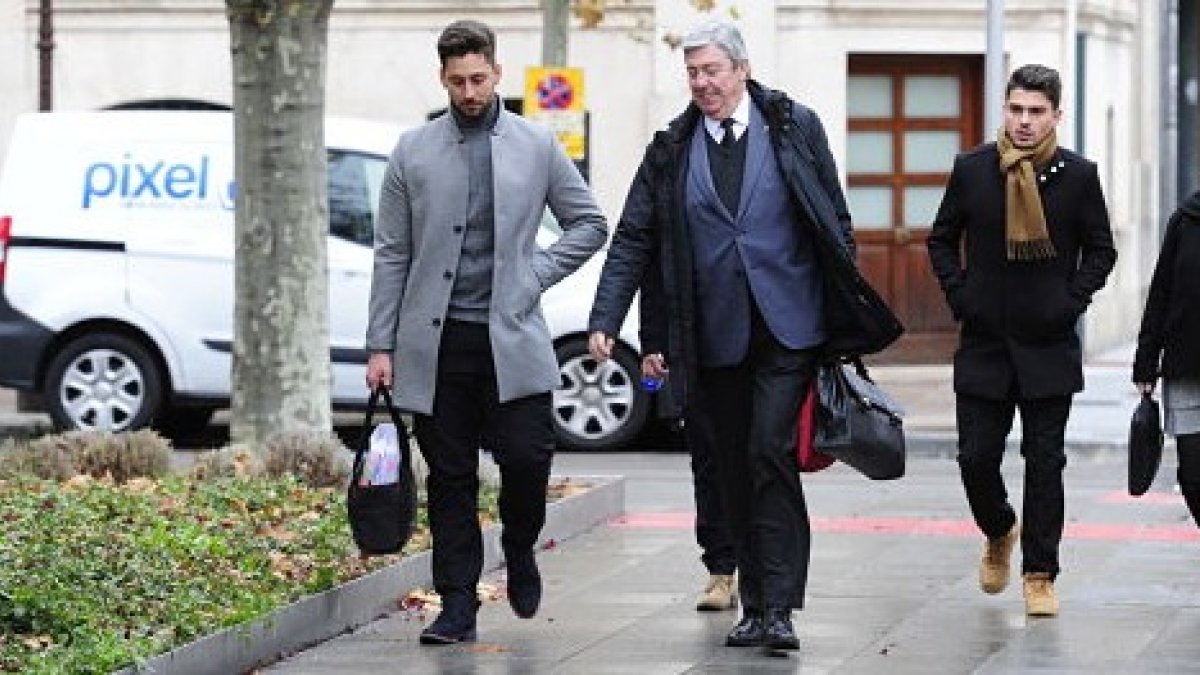 Dos de los acusados llegando junto a sus abogados a la sede de la Audiencia en una de las sesiones del juicio. I. L. M.