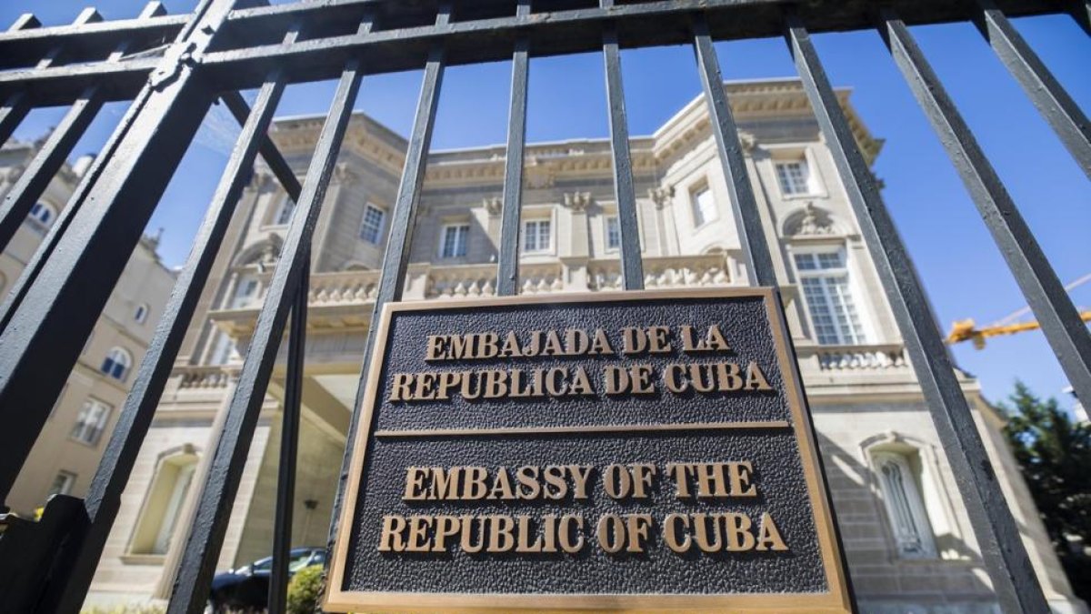La fachada de la embajada cubana en Washington-EFE / JIM LO SCALZO (EFE)