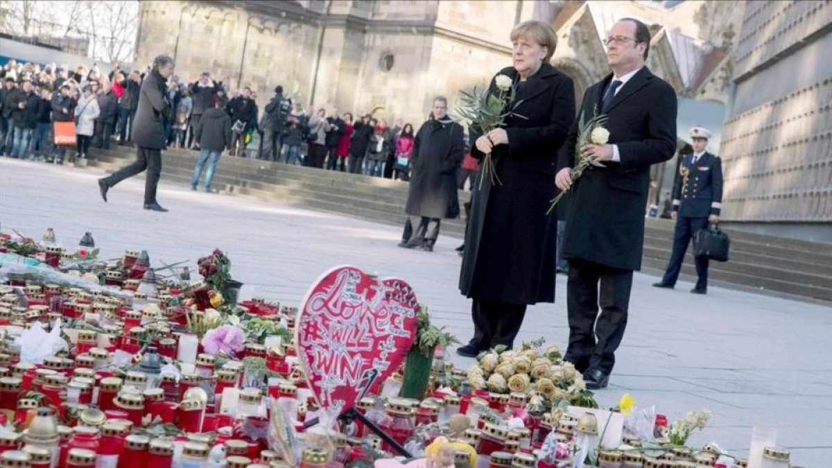 Merkel y Hollande rinden homenaje en Berlín a las víctimas del atentado del pasado mes de diciembre en la capital alemana.-AFP / KAY NIETFELD