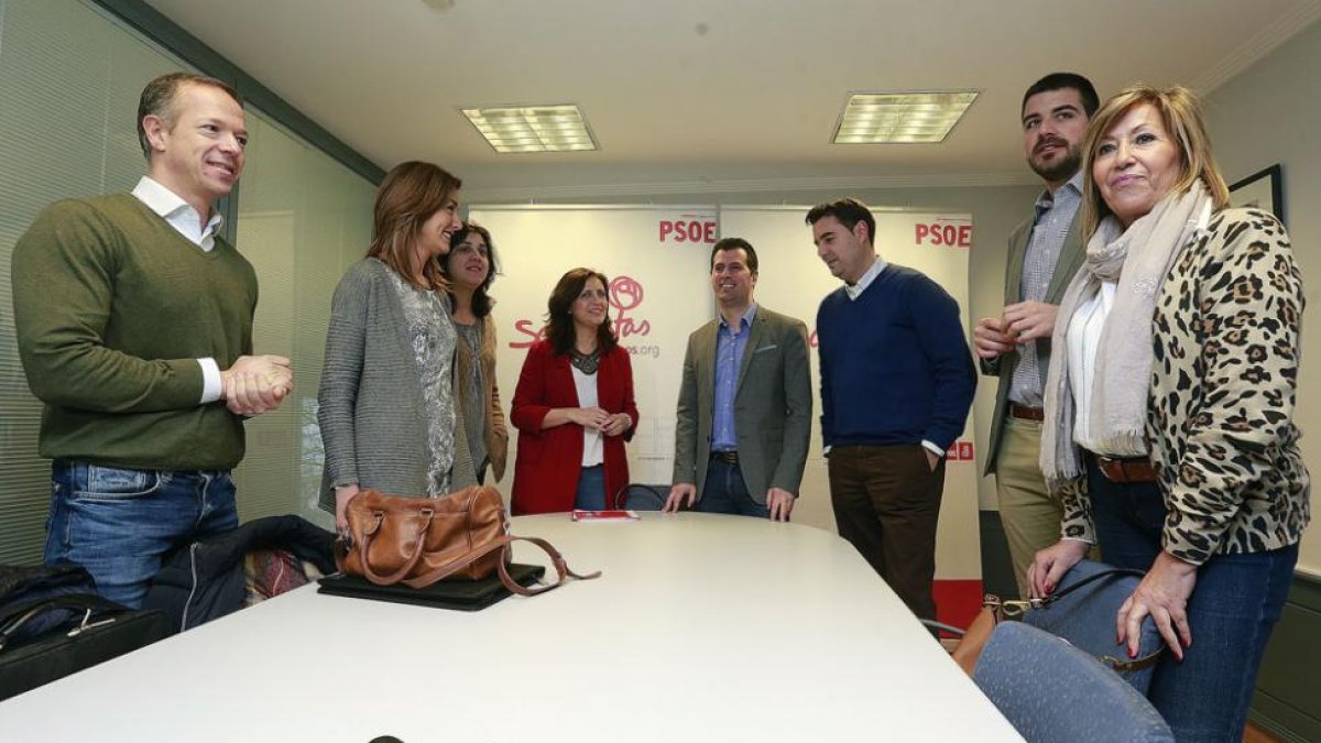 Luis Tudanca presidió ayer la reunión con los representantes socialistas en las diferentes administraciones.-RAÚL G. OCHOA