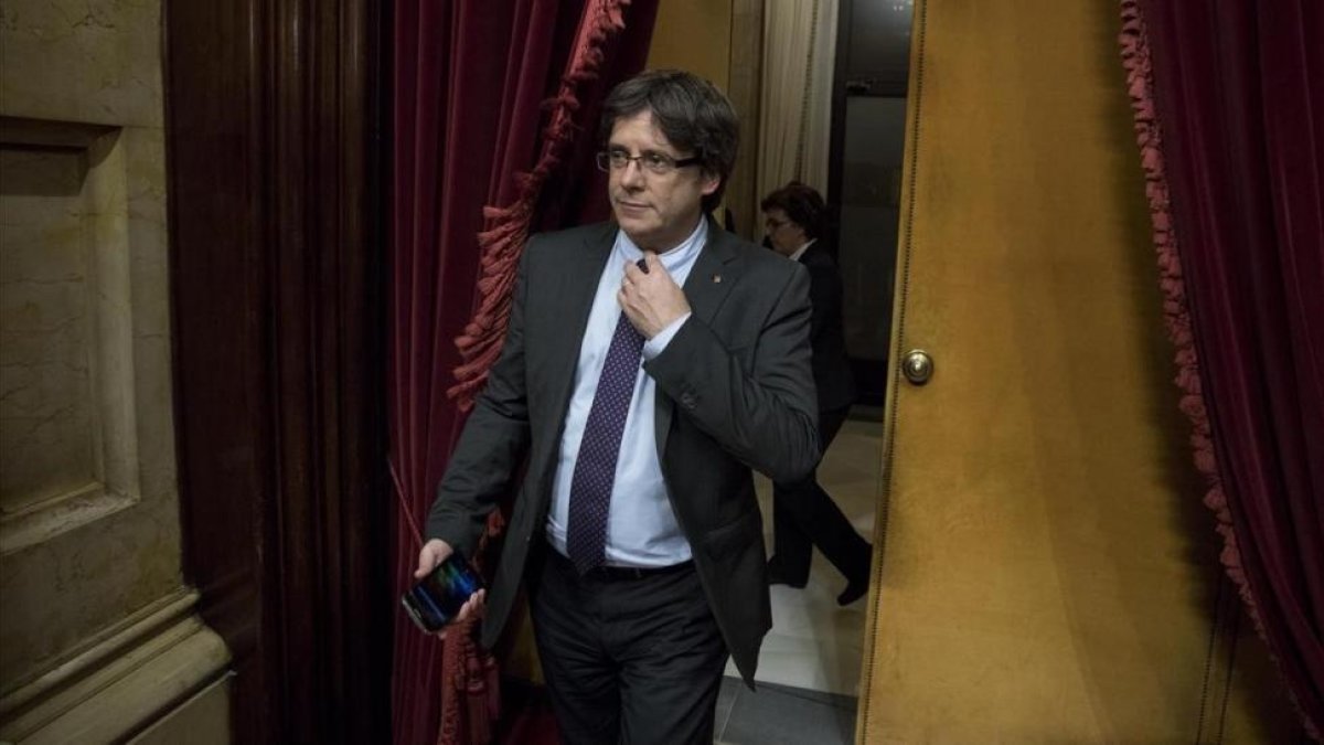 El president, Carles Puigdemont, entra en el hemiciclo del Parlament-FERRAN NADEU