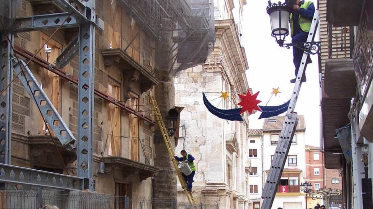 Los trabajos son más sencillos en el casco histórico al haber un modelo único de farola-G. G.