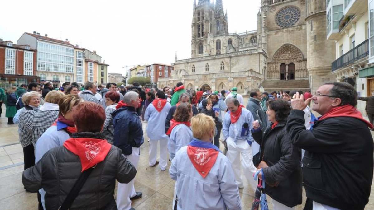 Cientos de peñistas animaron las calles del centro burgalés a pesar de la lluvia y el frío.-ISRAEL L. MURILLO
