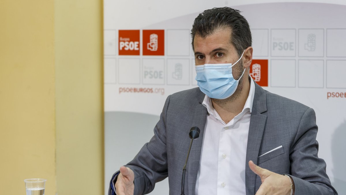 Luis Tudanca durante su intervención ante los medios esta mañana en Burgos. SANTI OTERO