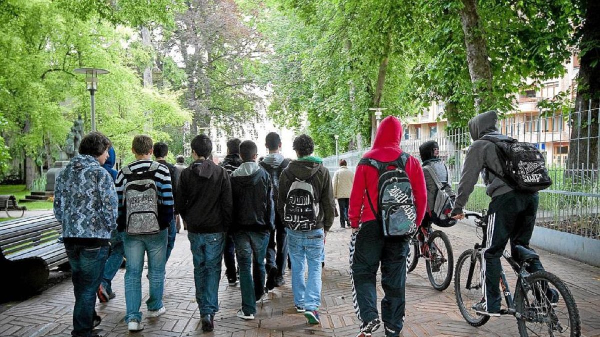 Jóvenes a la salida del instituto.