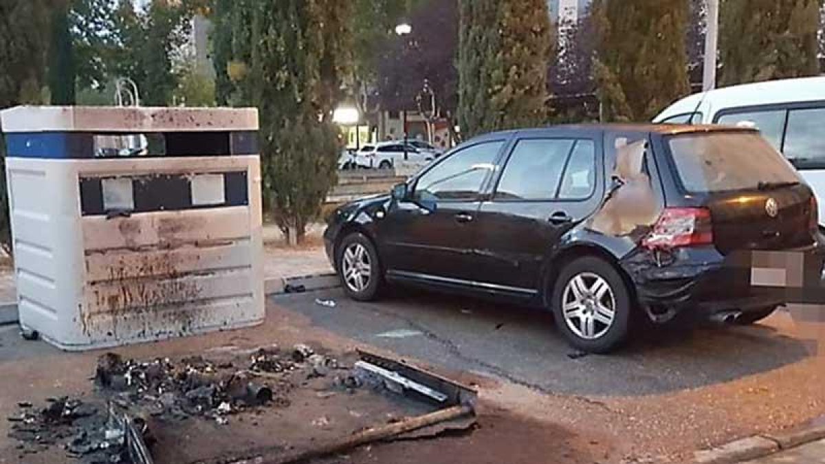 Restos del contendor incendiado a propósito en la plaza Mateo Cerezo en la madrugada del domingo.-ECB