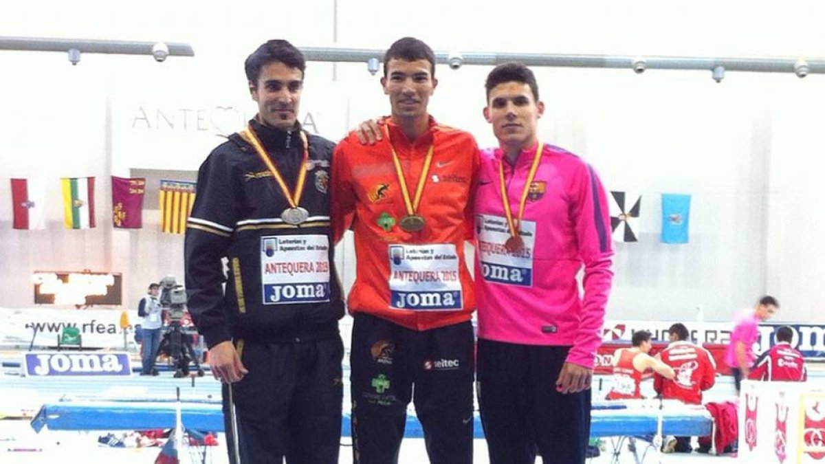 Ruiz (izquierda) posa en el podio con su medalla de plata junto a Mechaal (oro) y Alcalá (bronce), ayer, en Antequera. -ECB