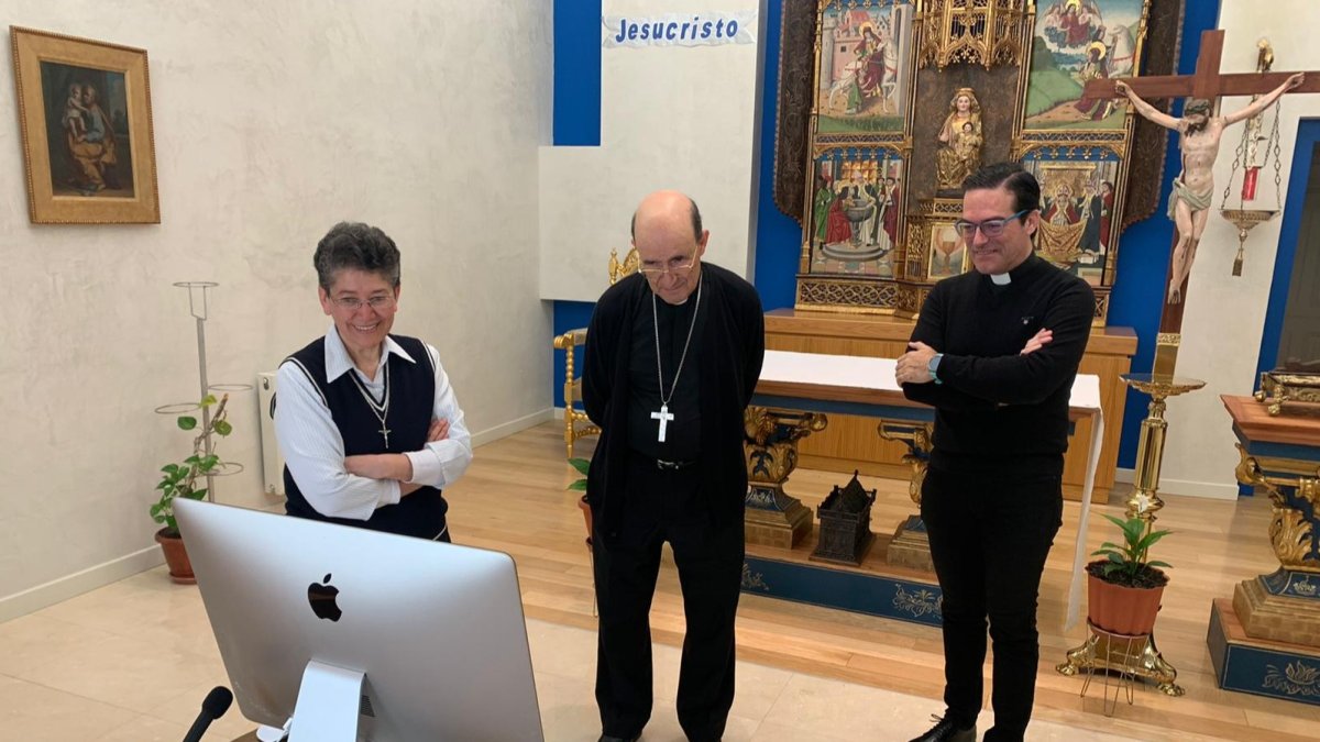 El arzobispo comprueba el sistema de retransmisión en su capilla privada. ECB