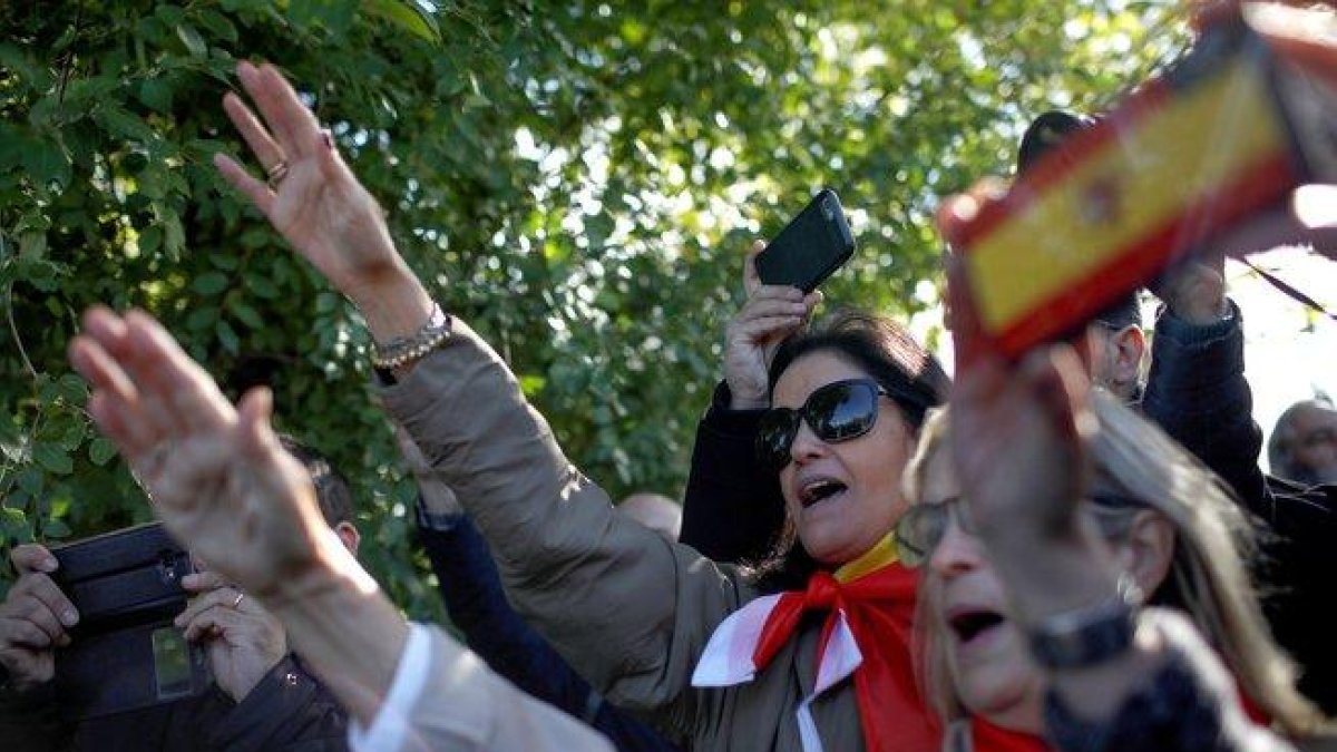 Un grupo de personas concentradas en el acceso del cementerio de El Pardo-Mingorrubio.-DAVID FERNÁNDEZ