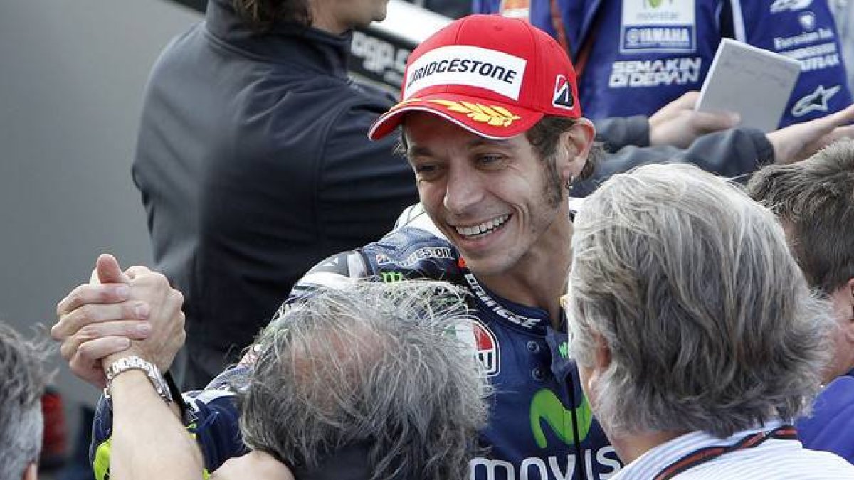 Valentino Rossi recibe las felicitaciones de su equipo tras lograr la 'pole position' en Cheste.-