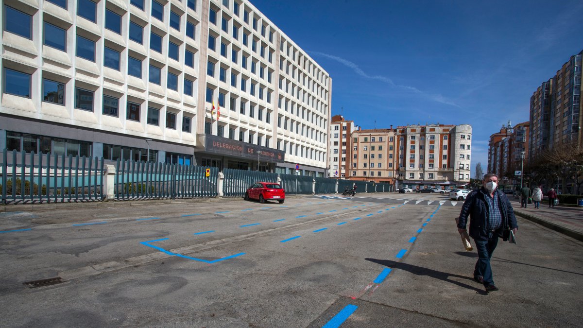 Nueva zona azul de aparcamiento frete a la Delegación de Hacienda. TOMÁS ALONSO