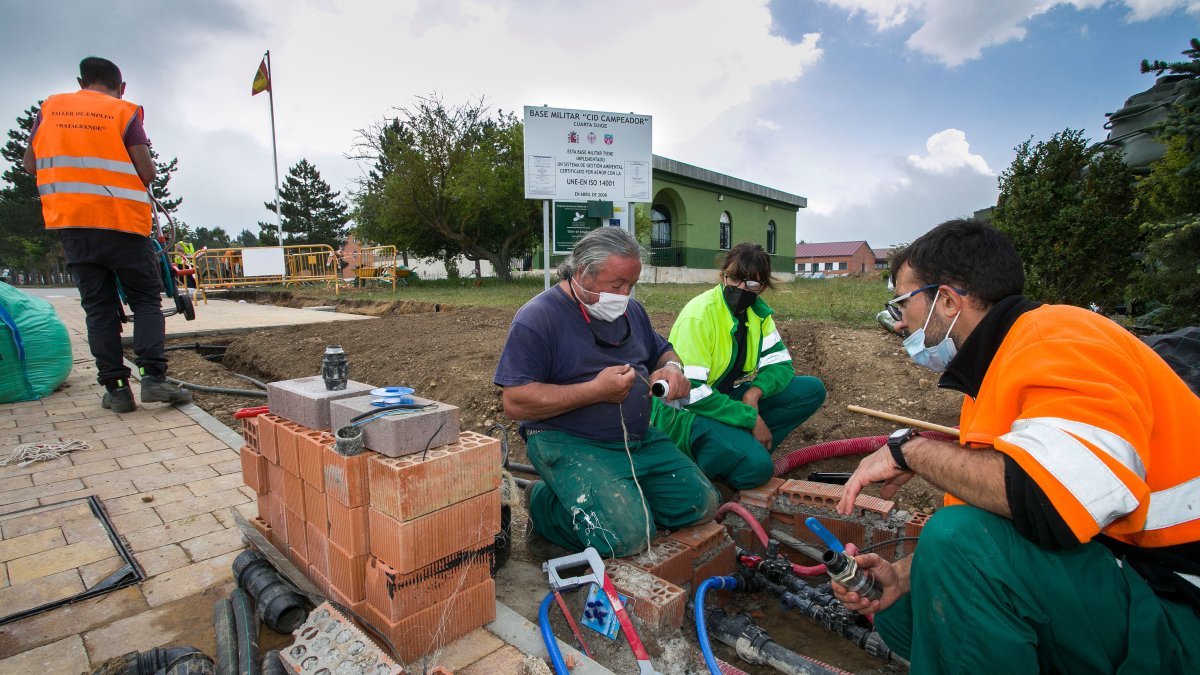 Un grupo de participantes del taller realiza arreglos en la base. TOMÁS ALONSO