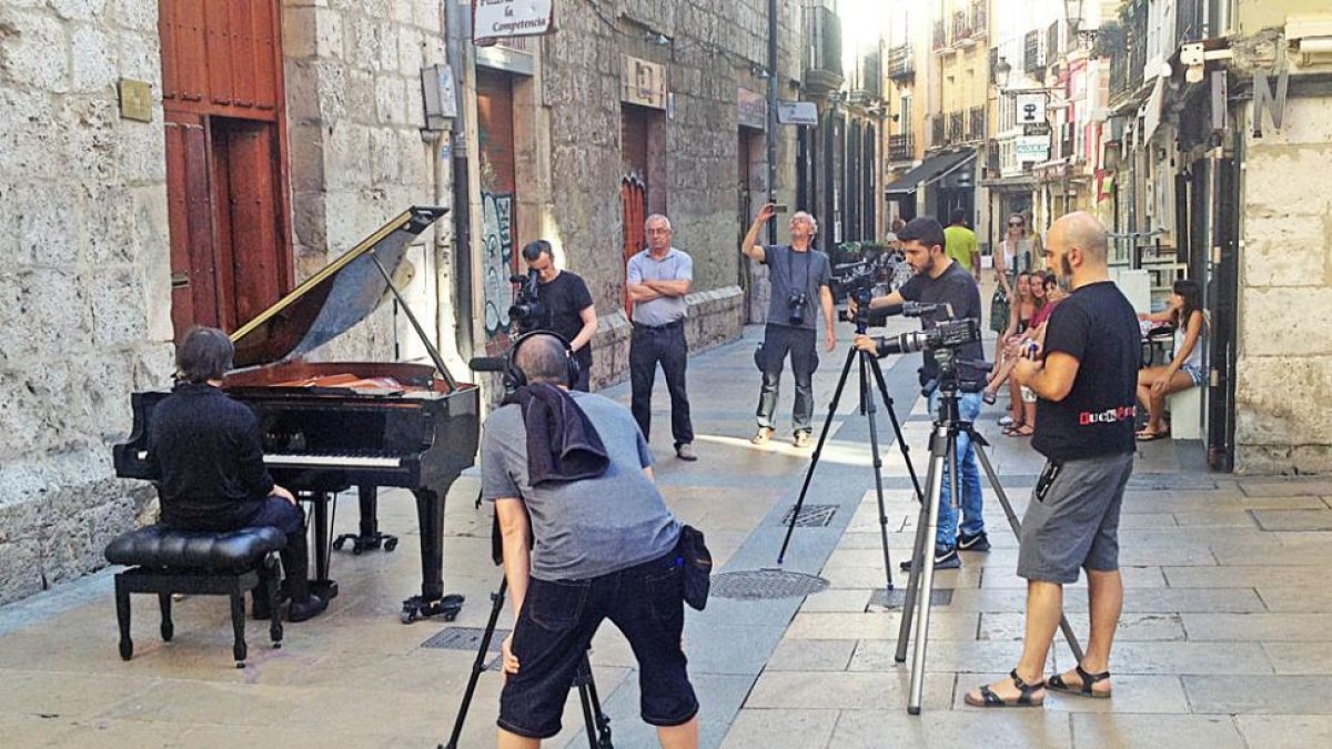 El rodaje del filme se trasladó el martes al exterior de la sede del Orfeón Burgalés para grabar al pianista José Abel González.-Israel L. Murillo