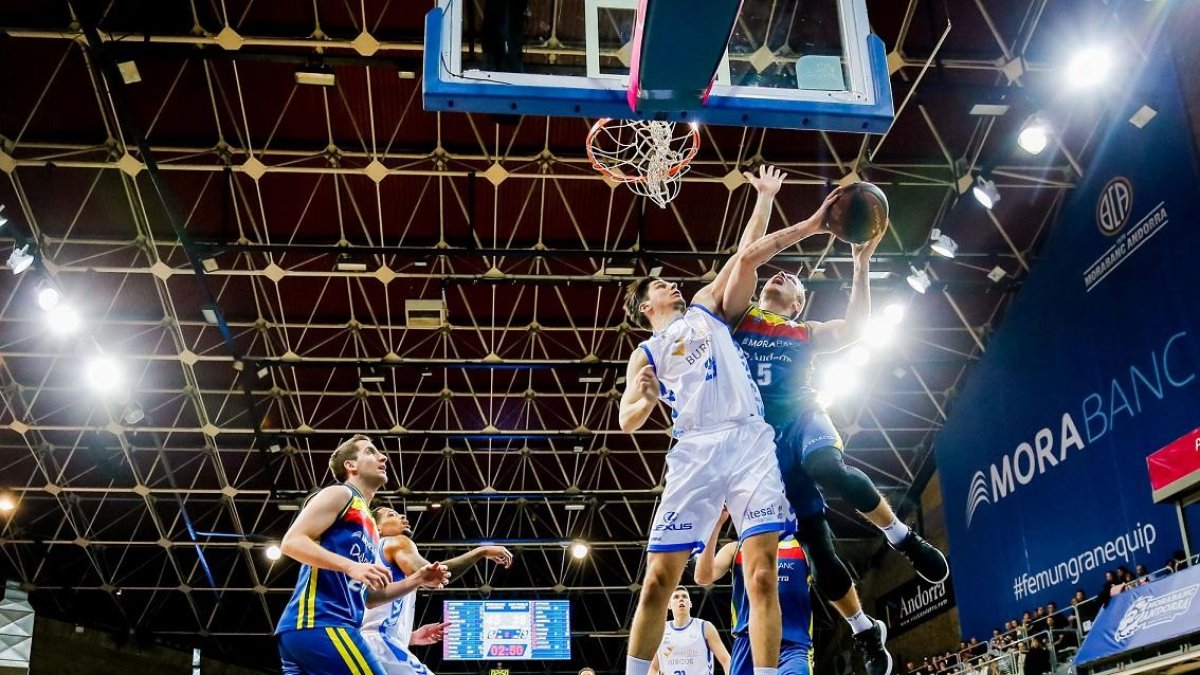 Huskic intenta frenar el avance de Rafa Luz, ayer, en Andorra.-ACB PHOTO / ALBERT MARTÍN