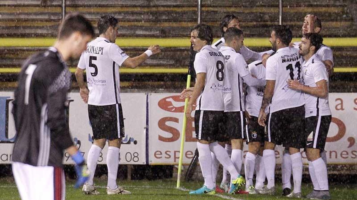Los jugadores del Burgos CF celebran uno de los goles que lograron ante el Osasuna B.-SANTI OTERO