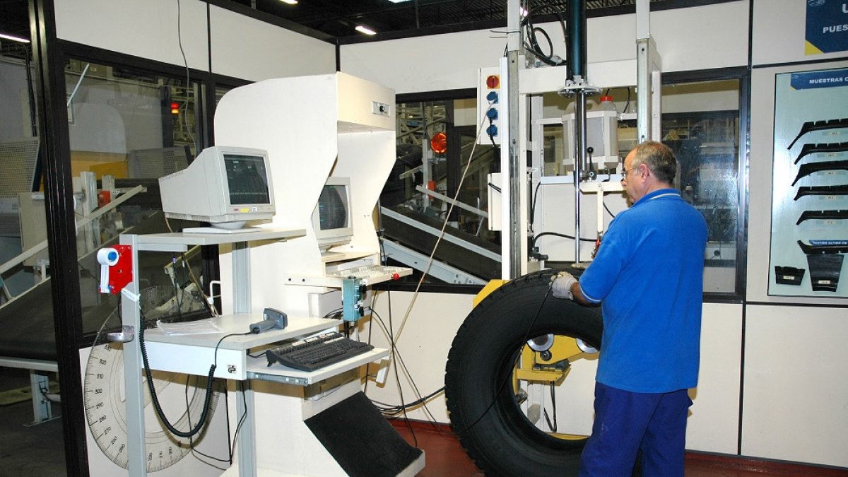 Un empleado de la planta de Aranda de la marca francesa inspecciona un neumático. L. V.