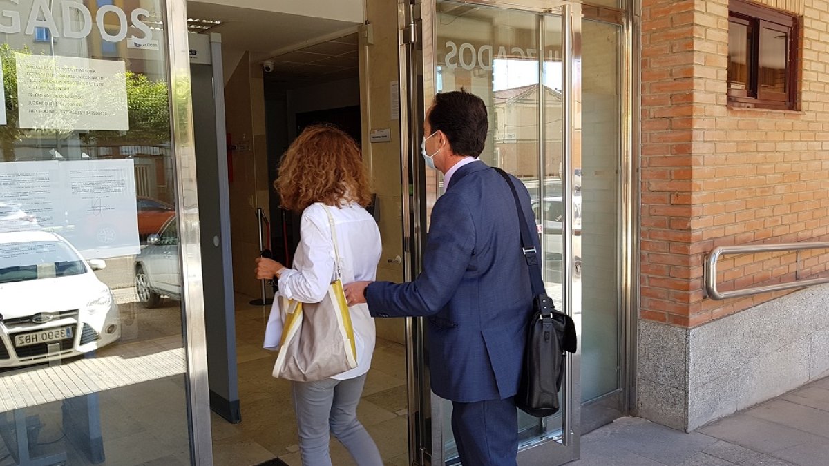 Mar Chamorro accede al juzgado con su marido y abogado, Javier de la Morena. ECB