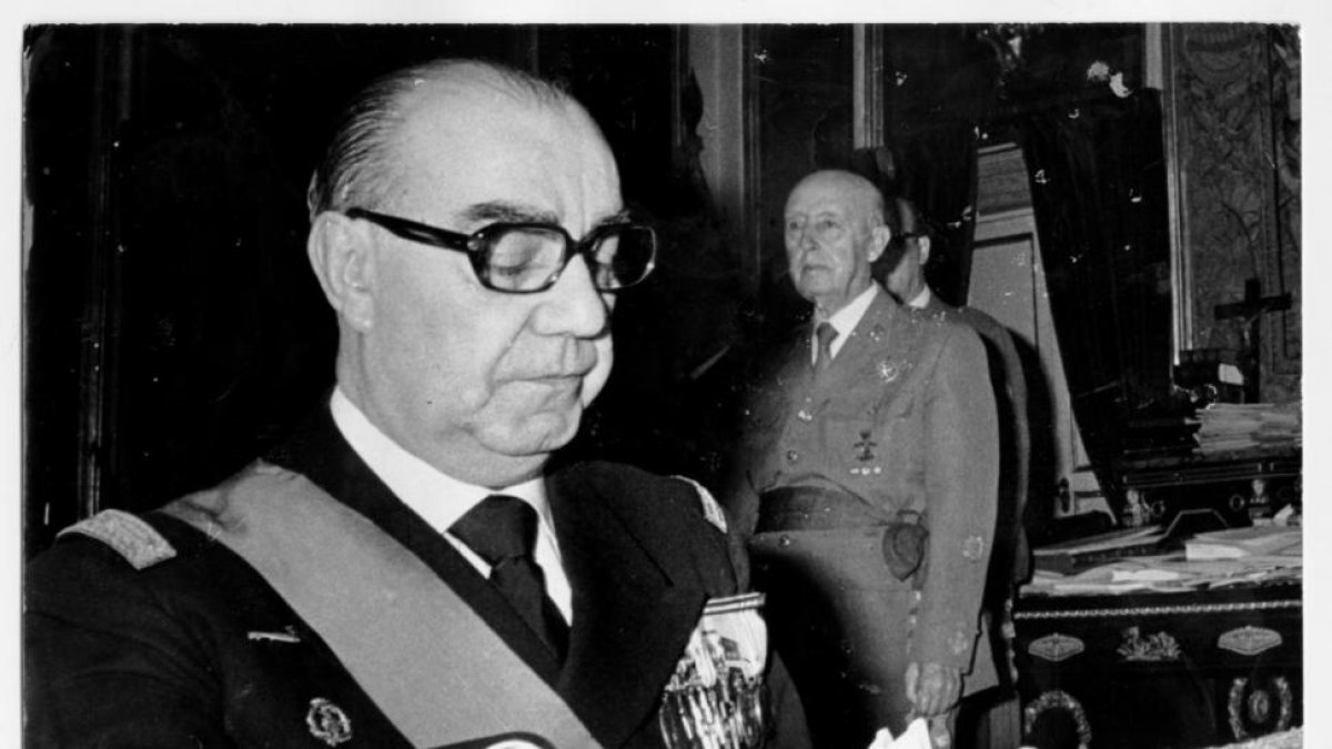 El presidente del Gobierno franquista, Luis Carrero Blanco, delante de Franco.-