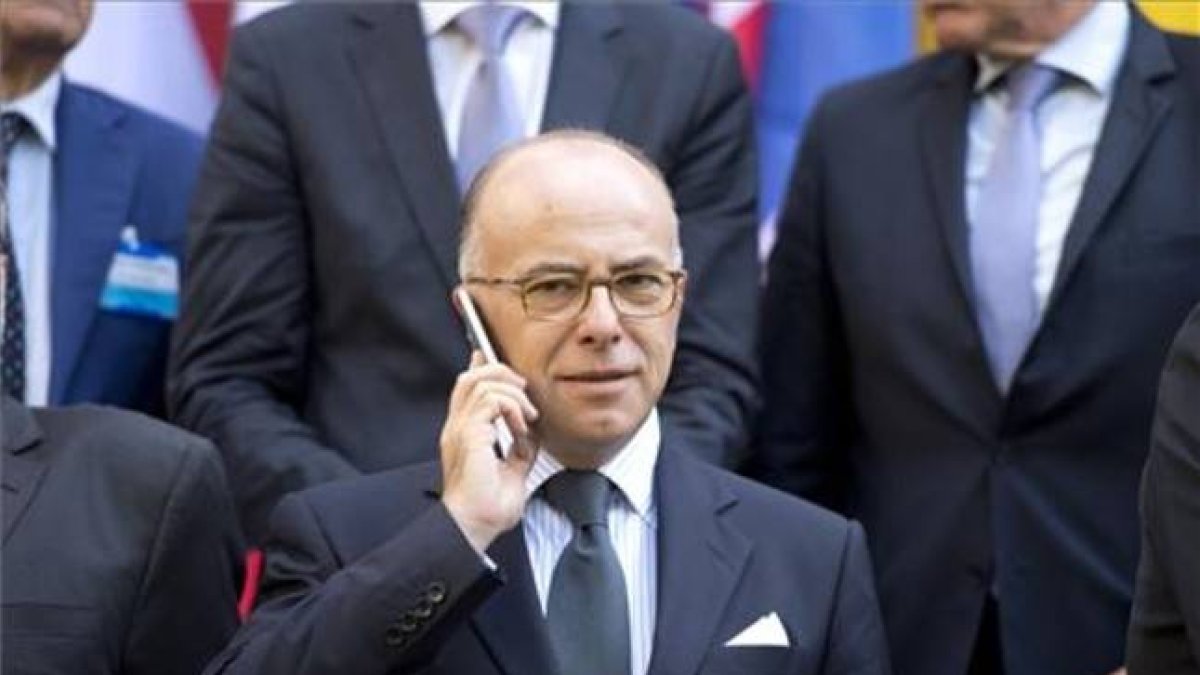 El ministro del Interior francés, Bernard Cazeneuve, pos para la foto de familia tras la cumbre celebrada en París, el día 29 de agosto.-ALAIN JOCARD/AFP