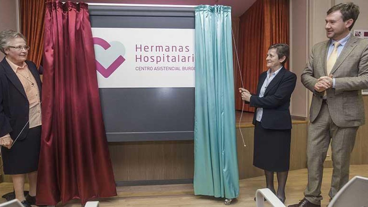 Momento en el que se descubre la nueva imagen corporativa.-SANTI OTERO