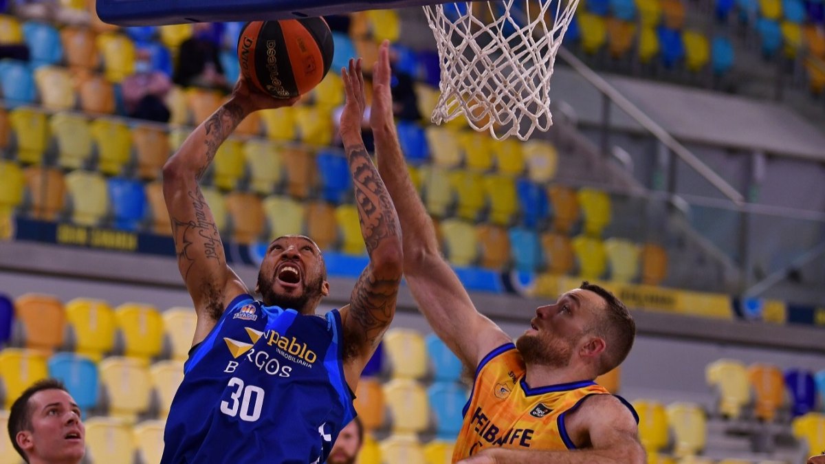 Horton intenta superar la defensa de Costello. ACB PHOTO / F. ROBLEDANO