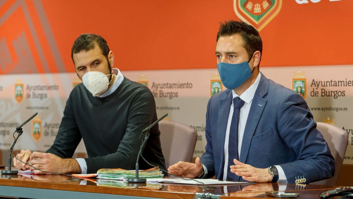 Daniel de la Rosa presentó la modificación del PGOU en compañía del concejal de Urbanismo, Daniel Garabito. SANTI OTERO