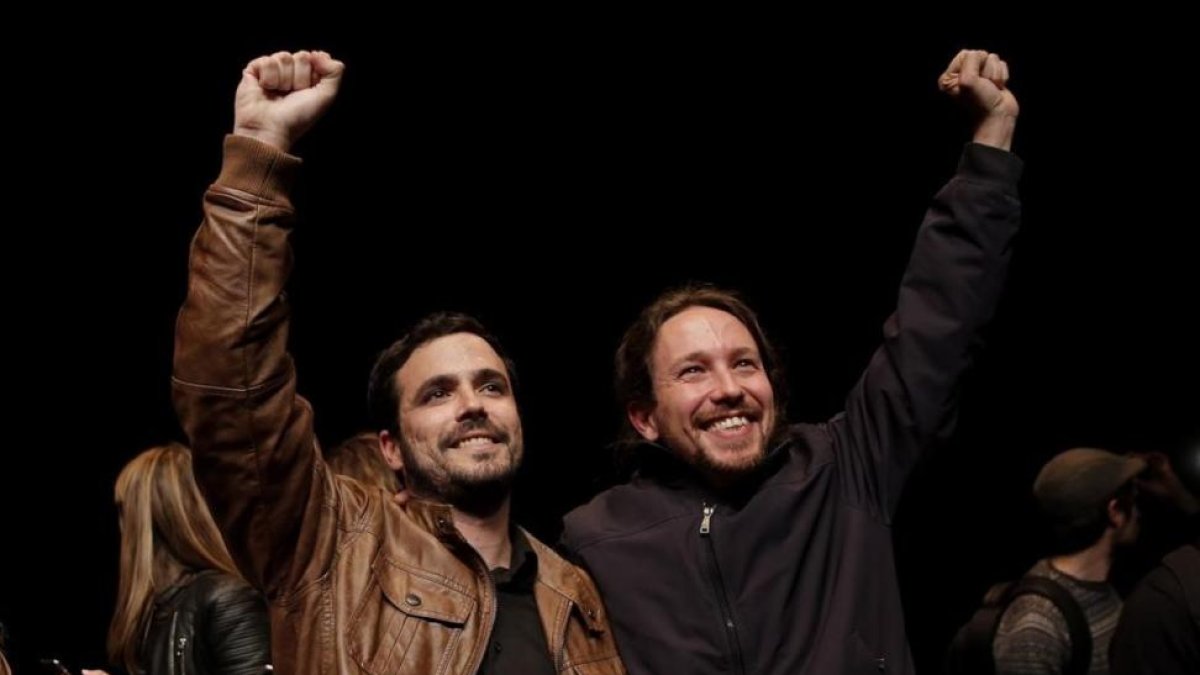 Alberto Garzón de IU y Pablo Iglesias de Podemos, durante el acto en el que han comunicado el acuerdo de estos dos partidos para las próximas elecciones.-JOSE LUIS ROCA