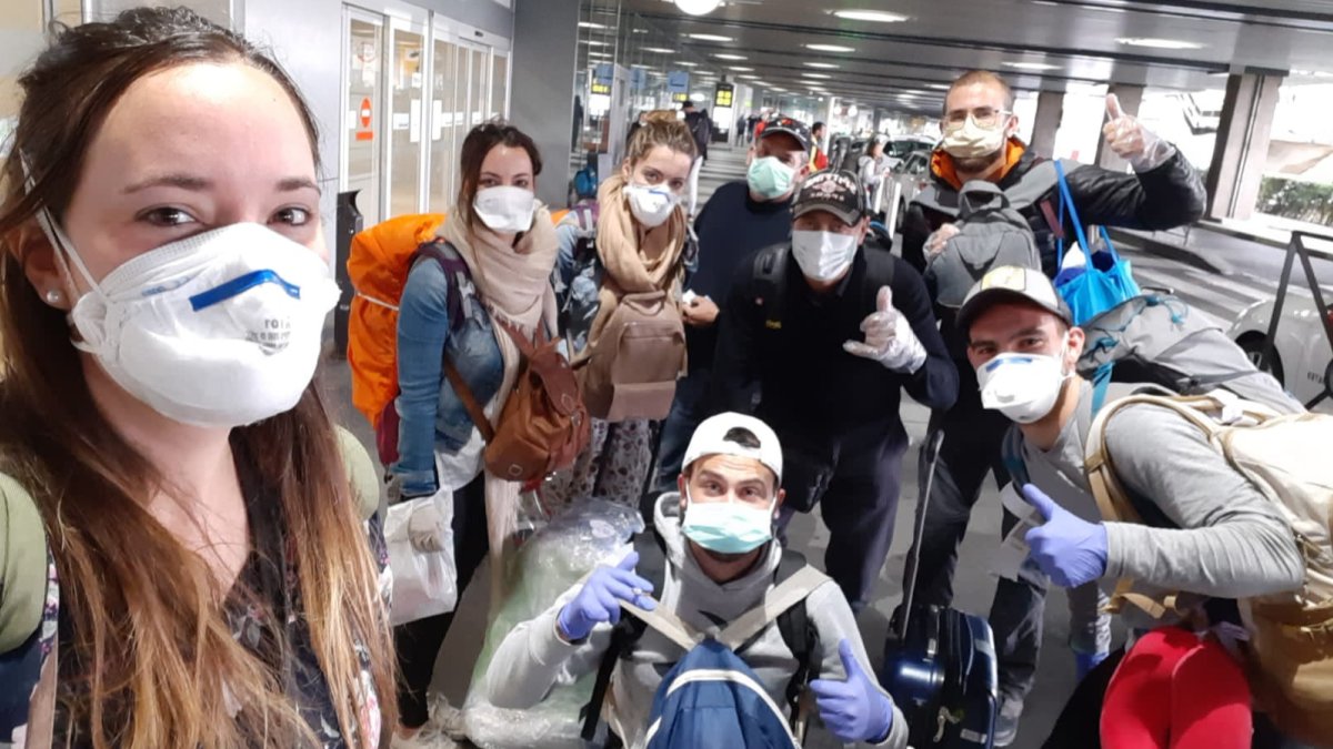 Las tres jóvenes burgalesas, en Madrid, junto al resto de españoles que han logrado salir de Tailandia. / ECB