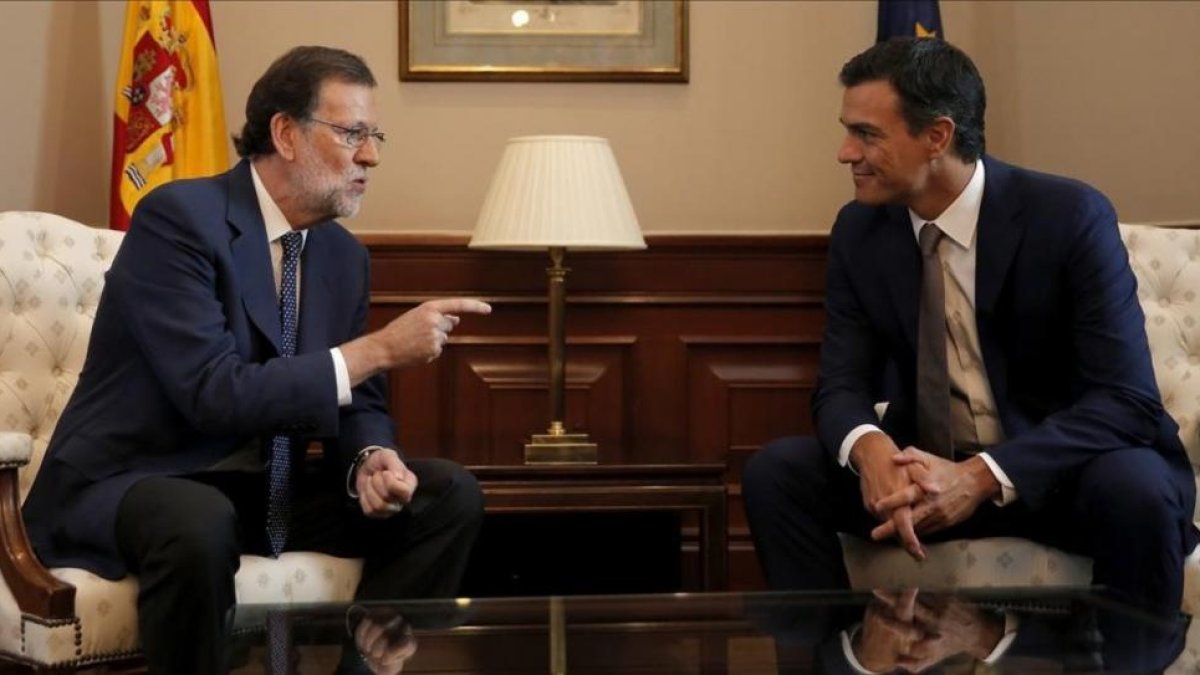 El presidente del Gobierno, Mariano Rajoy, y el secretario general del PSOE, Pedro Sánchez, durante su reunión de agosto del 2016 en el Congreso de los Diputados-JOSÉ LUIS ROCA