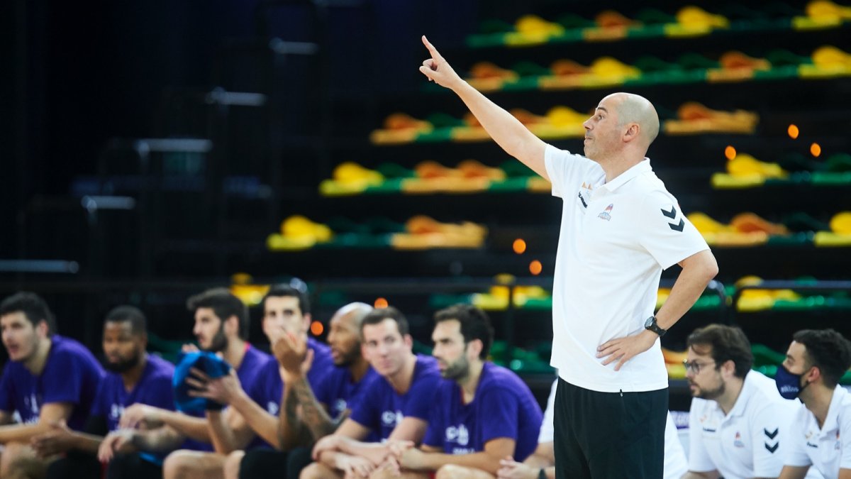 Peñarroya corrige a sus jugadores en el partido ante el Bilbao Basket. B. B. HOJAS / SPB