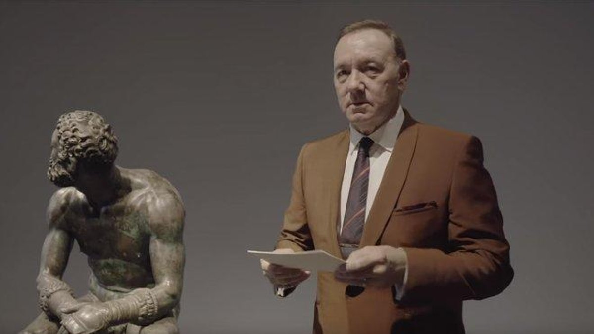 Spacey pone voz a los poemas dedicados a la estatua de ’El boxeador descansando’.-YOUTUBE / GABRIELE TINTI