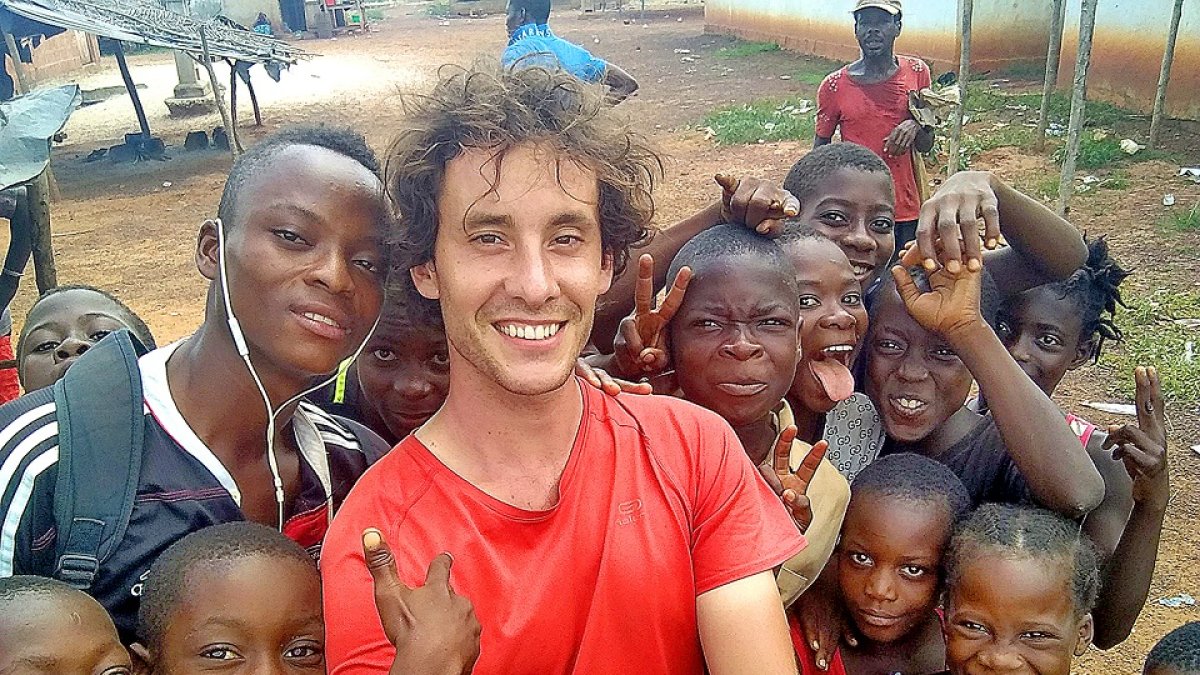 Niños Baka en Camerún, siempre recibiendo con sonrisas al viajero. E. M.